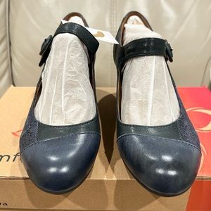 NWT Comfortiva Alora Navy 7.5